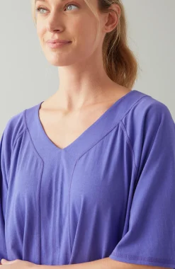 Fit Seamed V-Neck Tee
